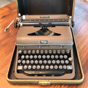 1941 Brown Royal Quiet De Luxe Typewriter With Case